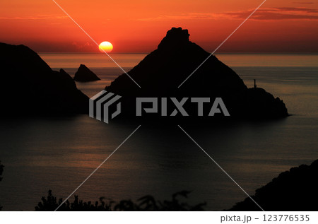 岬に沈む夕日 123776535