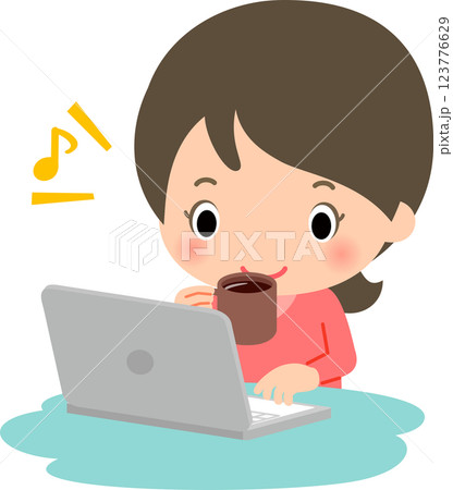 ノートパソコンを使いながらコーヒーを飲む女性 123776629