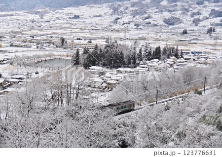 長野道の上部から見た篠ノ井線と稲荷山元町地区の冬景色 長野道の上部から見た篠ノ井線と稲荷山元町地区の冬景色 123776631