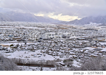 高速道路の上部から見た千曲市街地の冬の景色 高速道路の上部から見た千曲市街地の冬の景色 123776635