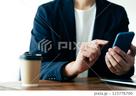 パソコンとスマホを操作する男性 パソコンとスマホを操作する男性 123776700