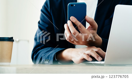 パソコンとスマホを操作する男性 パソコンとスマホを操作する男性 123776705