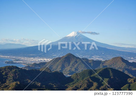 絶景　雪がともった富士山 123777390