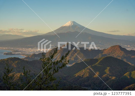 絶景　雪がともった富士山 123777391