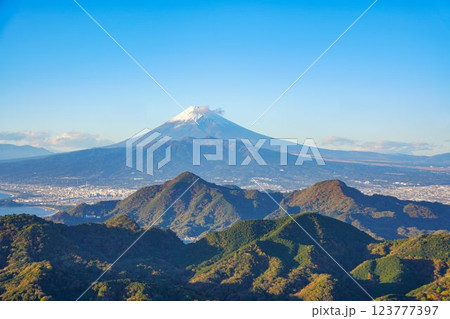 絶景 雪がともった富士山 絶景 雪がともった富士山 123777397