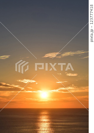 太平洋の水平線に昇る朝日 123777418