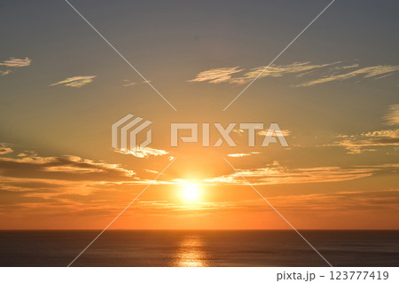 太平洋の水平線に昇る朝日 123777419