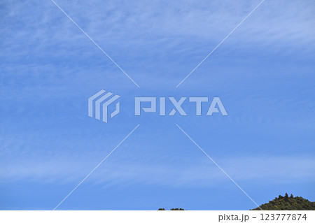 早春の青空と雲 早春の青空と雲 123777874