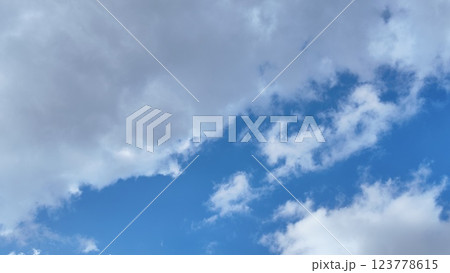 静謐な無限の蒼、空の美しさを切り取った究極の一瞬 123778615