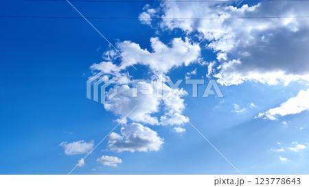 静謐な無限の蒼、空の美しさを切り取った究極の一瞬 静謐な無限の蒼、空の美しさを切り取った究極の一瞬 123778643