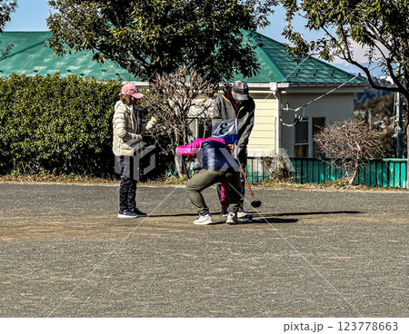 公園でグランドゴルフを楽しむ高齢者 123778663