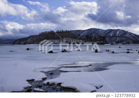 結氷した檜原湖 123778932