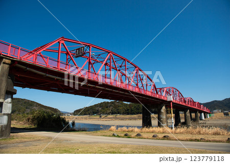 四万十川の赤鉄橋 123779118