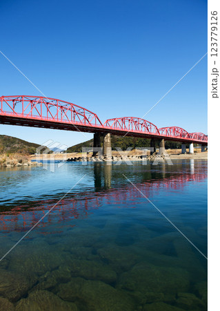 四万十川の赤鉄橋 123779126