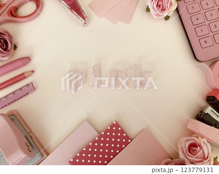 pinkの文字とピンク色の文房具と薔薇のフレーム pinkの文字とピンク色の文房具と薔薇のフレーム 123779131