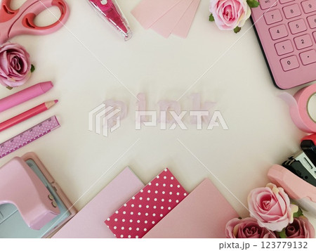 pinkの文字とピンク色の文房具と薔薇のフレーム pinkの文字とピンク色の文房具と薔薇のフレーム 123779132
