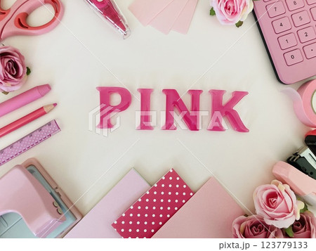 PINKの文字とピンク色の文房具と薔薇のフレーム PINKの文字とピンク色の文房具と薔薇のフレーム 123779133