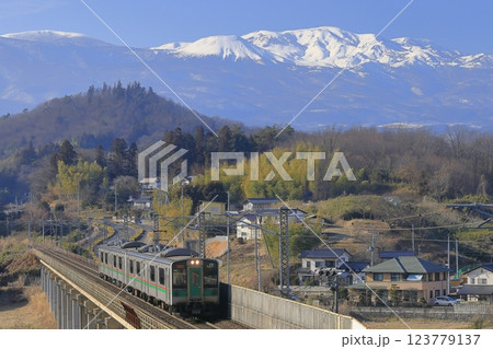 冠雪した吾妻連峰と東北本線 123779137