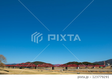 春の訪れを告げる四万十川と赤橋 春の訪れを告げる四万十川と赤橋 123779291