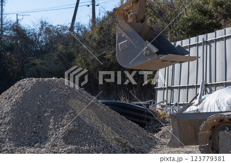 パワーショベルのバケット 123779381