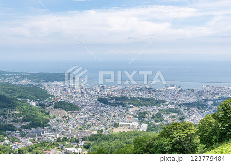 北海道小樽市 夏の北海道 小樽天狗山第一展望台から望む人気の観光地 小樽の街並み 北海道小樽市 夏の北海道 小樽天狗山第一展望台から望む人気の観光地 小樽の街並み 123779484