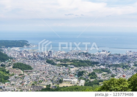 北海道小樽市　夏の北海道　小樽天狗山第一展望台から望む人気の観光地　小樽の街並み 123779486