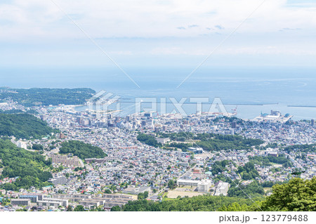 北海道小樽市　夏の北海道　小樽天狗山第一展望台から望む人気の観光地　小樽の街並み 123779488