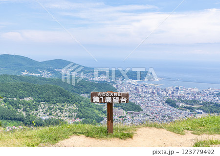北海道小樽市 夏の北海道 小樽天狗山第一展望台にある看板と小樽の街並み 北海道小樽市 夏の北海道 小樽天狗山第一展望台にある看板と小樽の街並み 123779492