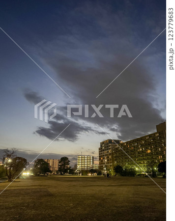 夕暮れの広場とマンション 123779683
