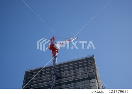 青空の下のマンション建築現場 123779685