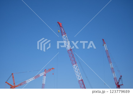 青空と建設現場のクレーン達 123779689