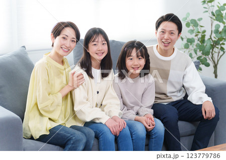 笑顔の家族 笑顔の家族 123779786