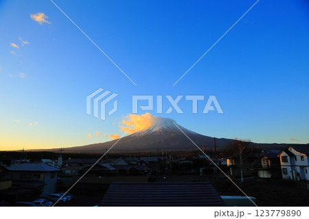 山梨県 富士河口湖町 朝日と富士山 123779890