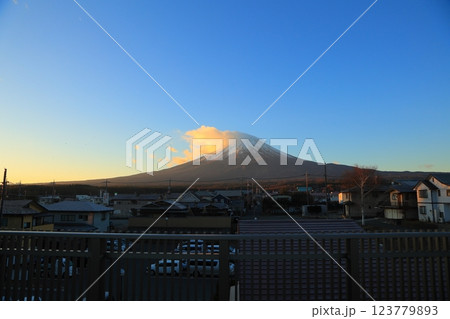 山梨県 富士河口湖町 朝日と富士山 123779893