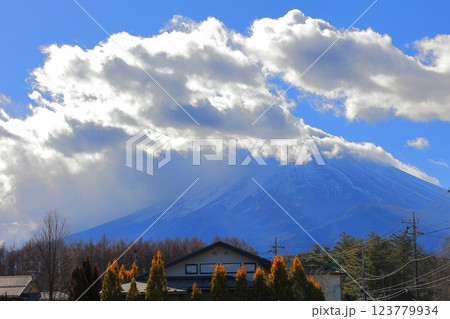 山梨県 富士河口湖町 雲に覆われる富士山 123779934