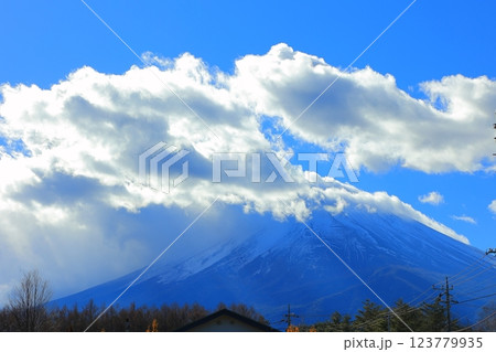 山梨県 富士河口湖町 雲に覆われる富士山 123779935