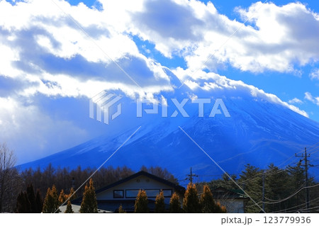 山梨県 富士河口湖町 雲に覆われる富士山 123779936