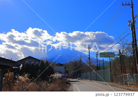 山梨県 富士河口湖町 雲に覆われる富士山 山梨県 富士河口湖町 雲に覆われる富士山 123779937