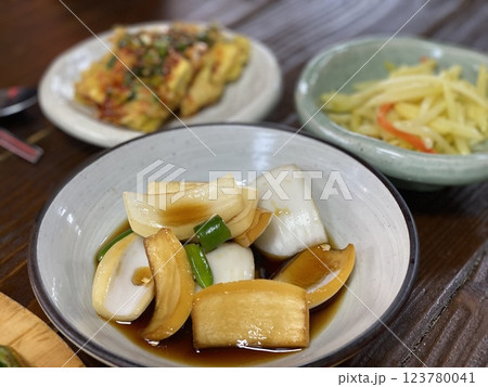 "Pickled Onions: A Tangy and Flavorful Korean Side Dish" "Pickled Onions: A Tangy and Flavorful Korean Side Dish" 123780041