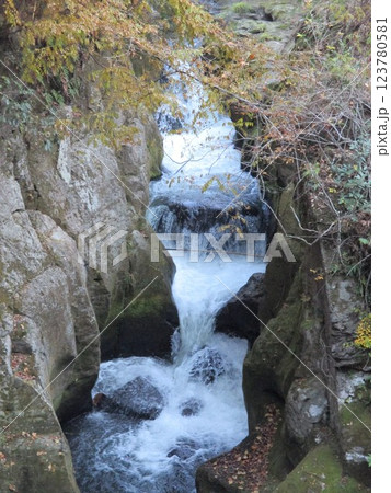 熊本県阿蘇郡小国町下城、下城の滝・鍋釜滝から流れる渓流 123780581