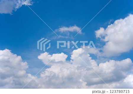 《背景用素材・ 風景素材》夏の青空と白い雲 123780715