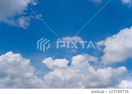《背景用素材・ 風景素材》夏の青空と白い雲 123780716