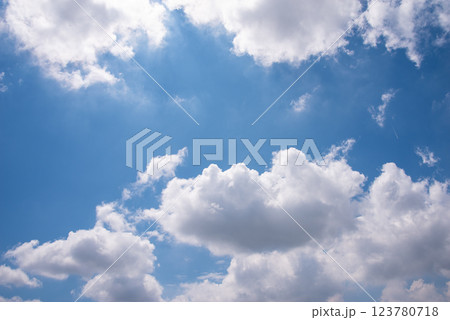 《背景用素材・ 風景素材》夏の青空と白い雲 123780718