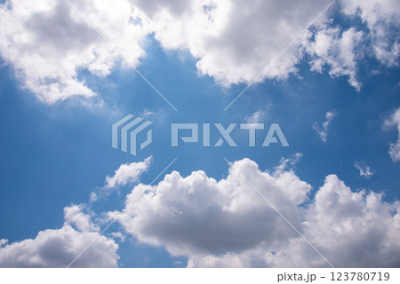 《背景用素材・ 風景素材》夏の青空と白い雲 《背景用素材・ 風景素材》夏の青空と白い雲 123780719