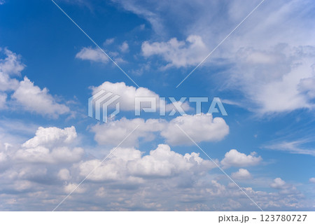 《背景用素材・ 風景素材》夏の青空と白い雲 123780727