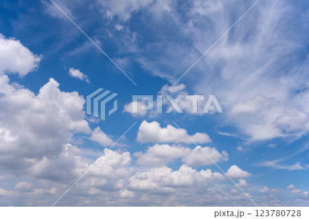 《背景用素材・ 風景素材》夏の青空と白い雲 123780728