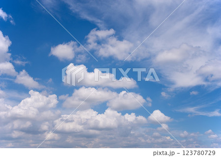 《背景用素材・ 風景素材》夏の青空と白い雲 123780729