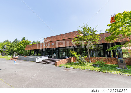 北海道夕張市　石炭産業の歴史を伝える博物館　快晴の夕張市石炭博物館 123780852