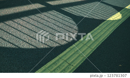歩道 点字ブロックと欄干の影 歩道 点字ブロックと欄干の影 123781307