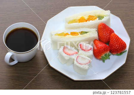 フルーツサンドとコーヒー フルーツサンドとコーヒー 123781557
